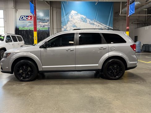 Used 2016 Dodge Journey SXT w/ Blacktop Package FWD image 2