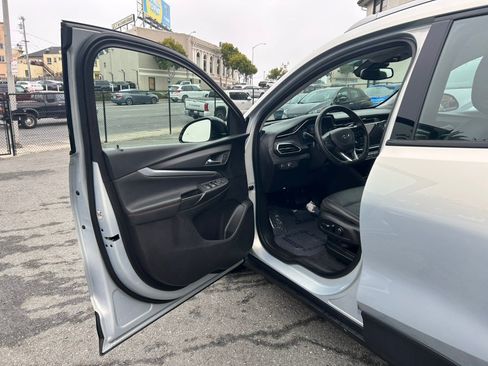 Used 2023 Chevrolet Bolt EUV LT w/ Convenience Package FWD image 9