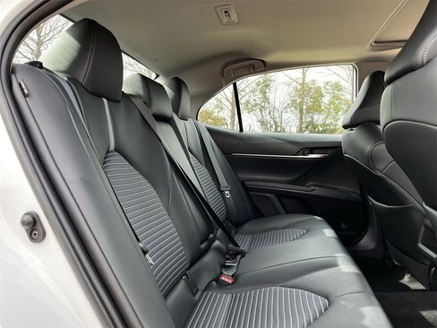 Used 2021 Toyota Camry SE w/ Cold Weather Package image 27