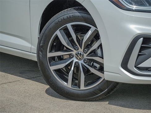 Certified 2025 Volkswagen Jetta SE image 2