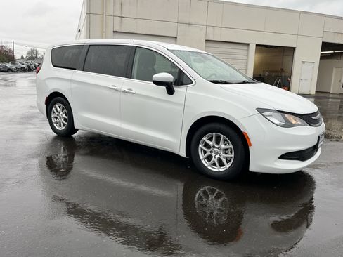 Used 2023 Chrysler Voyager LX image 7