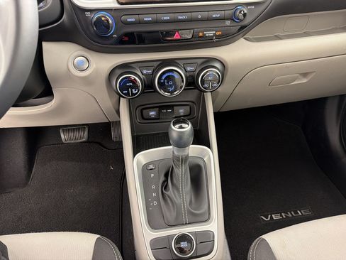 Used 2024 Hyundai Venue SEL FWD image 18