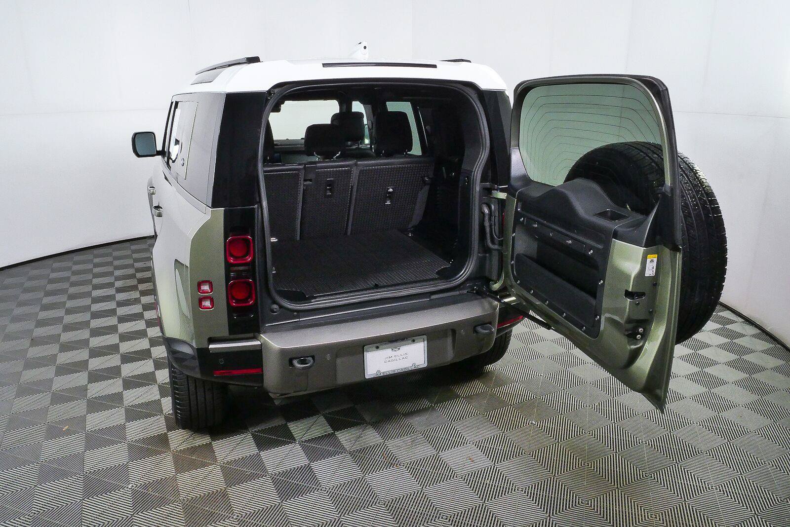 Used 2021 Land Rover Defender 110 X-Dynamic HSE AWD/4WD image 28