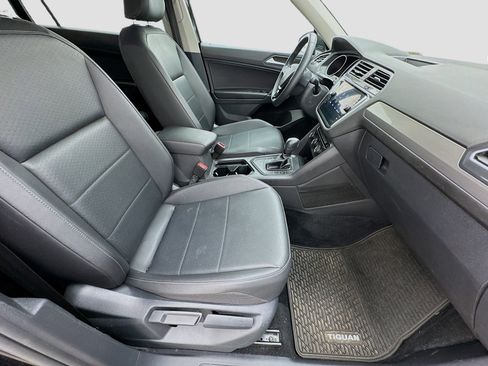 Used 2020 Volkswagen Tiguan SE image 19