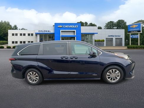 Used 2021 Toyota Sienna LE AWD/4WD image 3