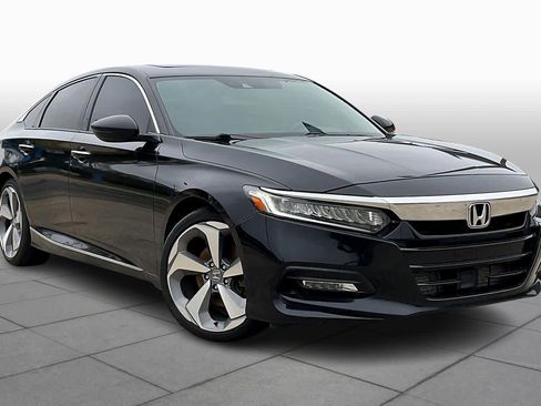 Used 2018 Honda Accord Touring image 2