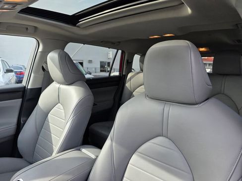 Used 2023 Toyota Highlander XLE image 16