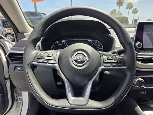 Used 2025 Nissan Altima 2.5 SV FWD image 12