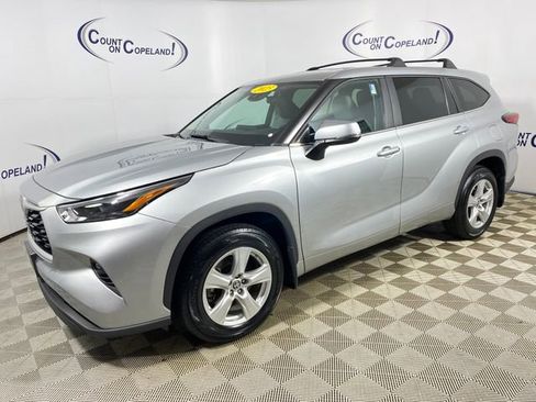 Used 2023 Toyota Highlander LE AWD/4WD image 3