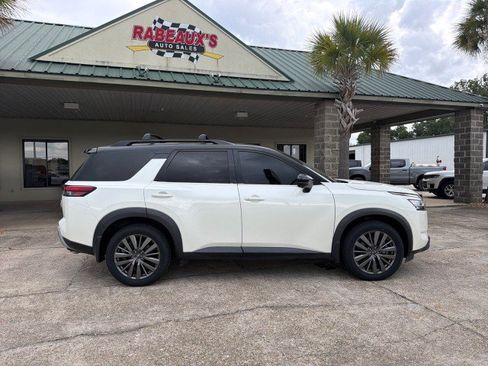 Used 2024 Nissan Pathfinder SL w/ SL Premium Package FWD image 2