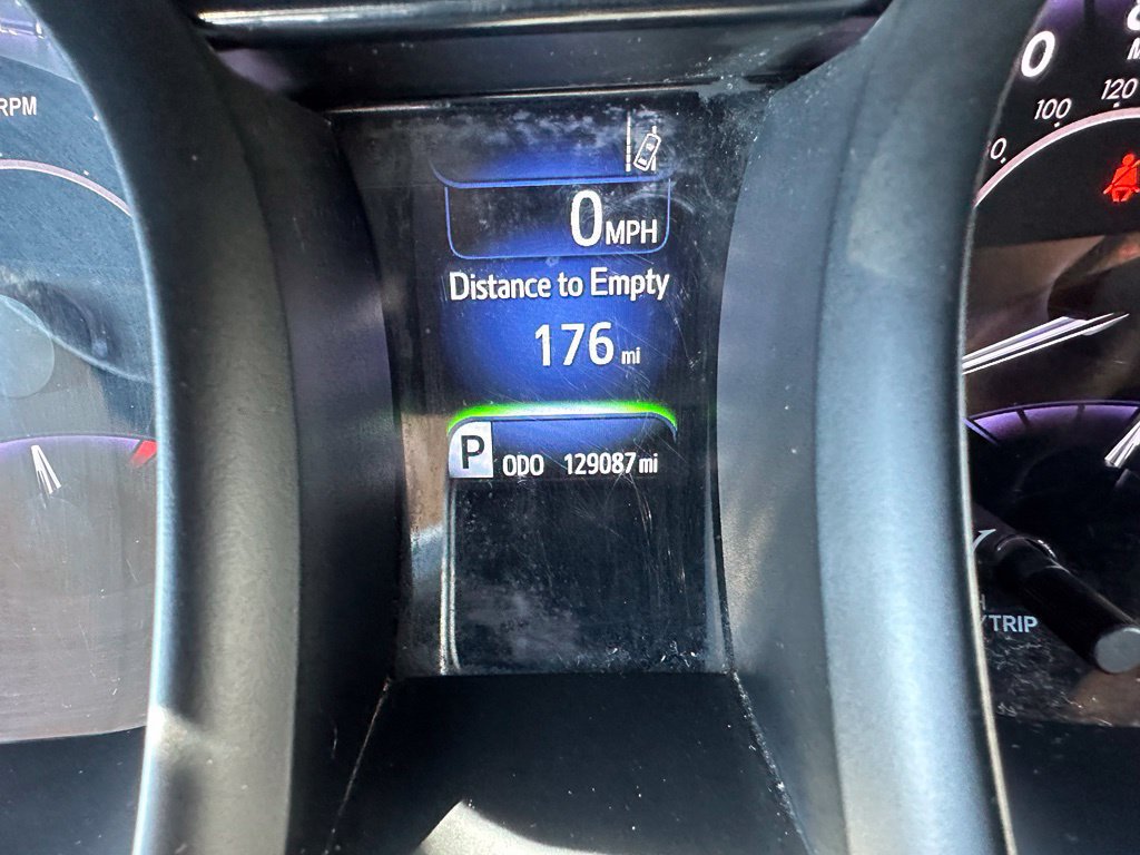 Used 2018 Toyota Avalon XLE w/ Preferred Accessory Package FWD image 10