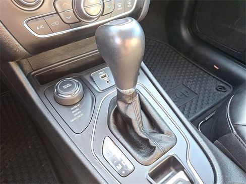 Used 2020 Jeep Cherokee Latitude Plus w/ Comfort/Convenience Group image 15