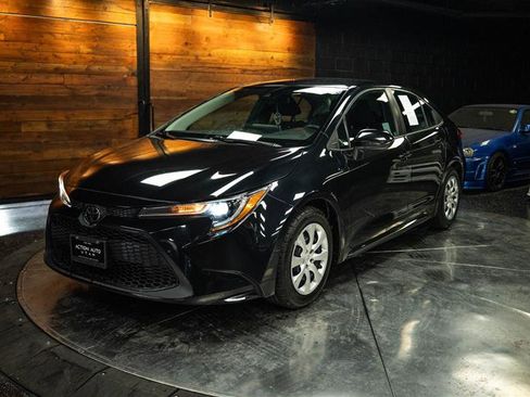 Used 2020 Toyota Corolla LE FWD image 2