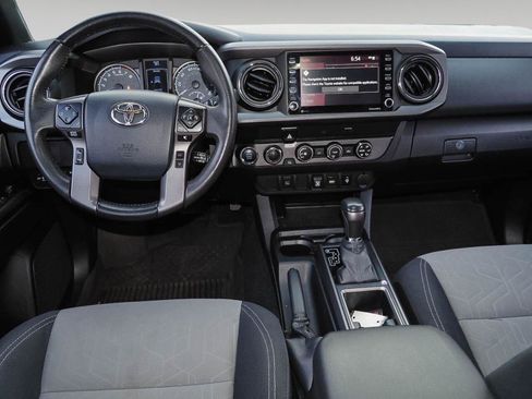 Used 2020 Toyota Tacoma TRD Sport AWD/4WD image 9