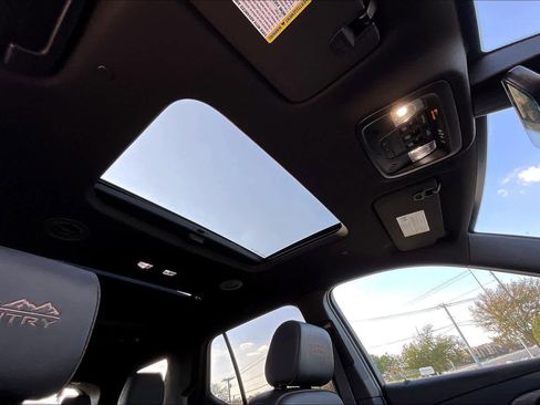 Used 2023 Chevrolet Traverse High Country image 30