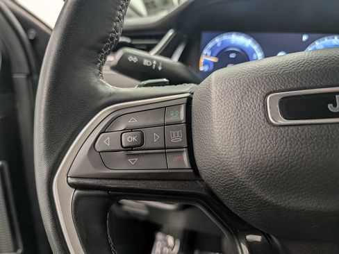 Used 2022 Jeep Grand Cherokee Altitude AWD/4WD image 17