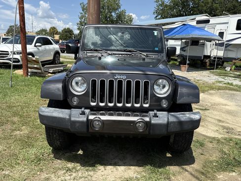 Used 2016 Jeep Wrangler Unlimited Sahara w/ Connectivity Group AWD/4WD image 8