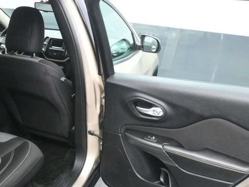 Used 2015 Jeep Cherokee Sport w/ Cold Weather Group AWD/4WD image 9