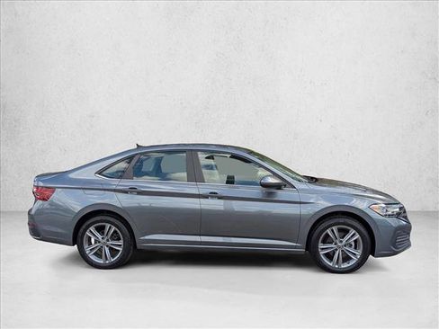 Used 2022 Volkswagen Jetta SE image 4