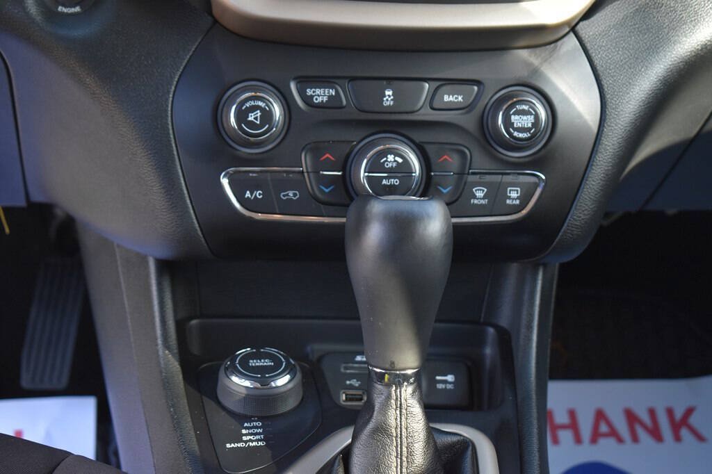 Used 2015 Jeep Cherokee Latitude w/ Comfort/Convenience Group AWD/4WD image 18