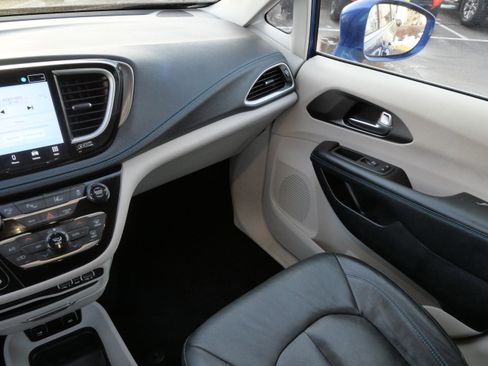 Used 2021 Chrysler Pacifica Touring-L image 11