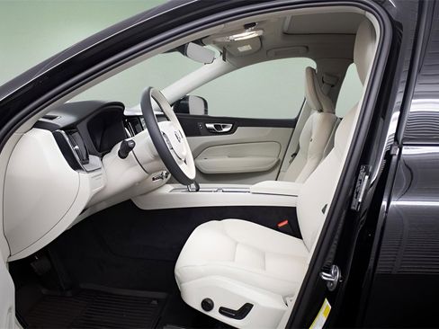 Certified 2025 Volvo XC60 T8 Plus w/ Protection Package Premier image 17