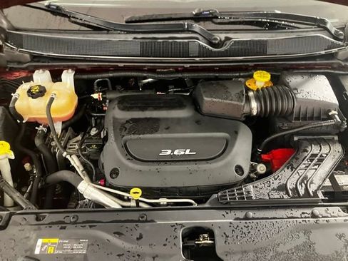Used 2017 Chrysler Pacifica Touring FWD image 3