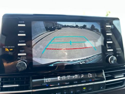 Used 2023 Toyota Sienna XLE FWD image 19