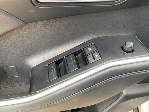 Used 2022 Toyota Highlander XLE AWD/4WD image 13