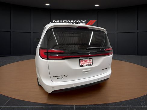 Used 2025 Chrysler Pacifica Limited FWD image 6