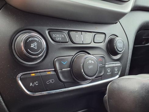 Used 2018 Jeep Cherokee Trailhawk w/ Cold Weather Group AWD/4WD image 19