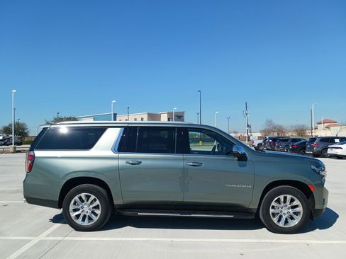 Used 2023 Chevrolet Suburban Premier image 2