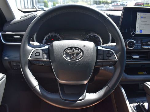 Used 2023 Toyota Highlander XLE AWD/4WD image 9