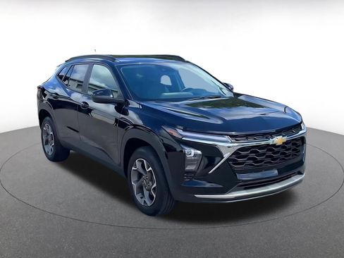 Used 2025 Chevrolet Trax LT w/ LT Convenience Package image 2