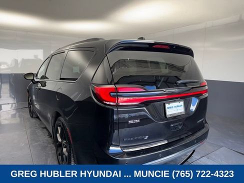 Used 2025 Chrysler Pacifica Limited FWD image 6