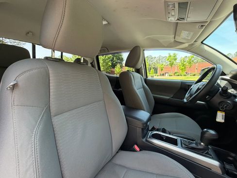 Used 2017 Toyota Tacoma SR5 w/ Tow Package RWD image 17