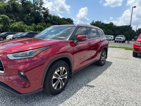 Used 2021 Toyota Highlander XLE AWD/4WD image 2