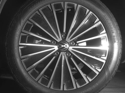 Used 2025 Volkswagen Taos SE image 12