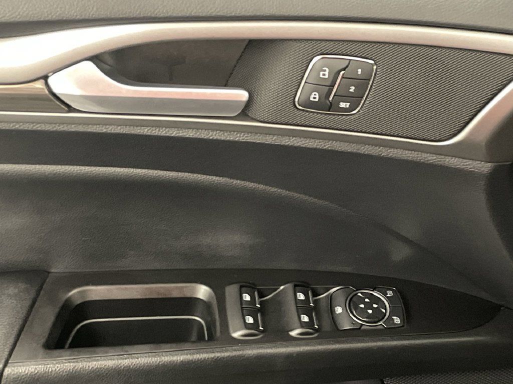Used 2020 Ford Fusion SEL FWD image 17