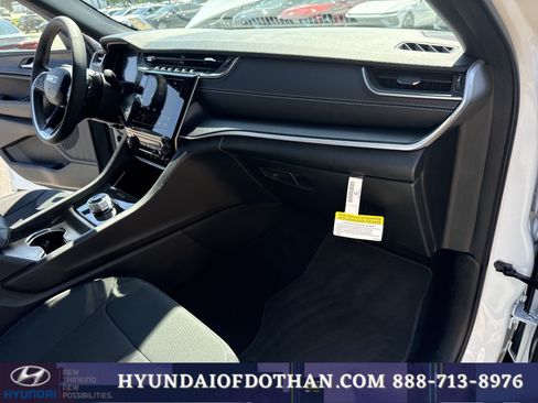 Used 2025 Jeep Grand Cherokee Laredo RWD image 16