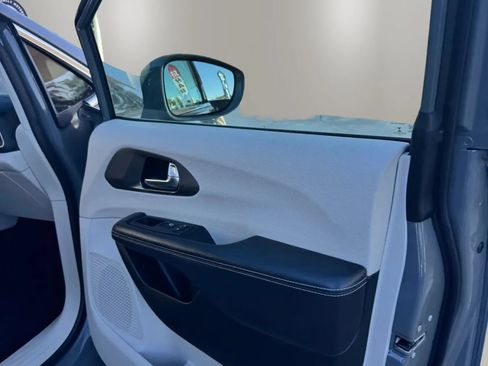 Used 2022 Chrysler Pacifica Touring-L FWD image 21