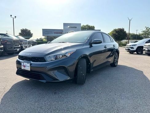 Used 2023 Kia Forte LXS w/ LXS Technology Package FWD image 3