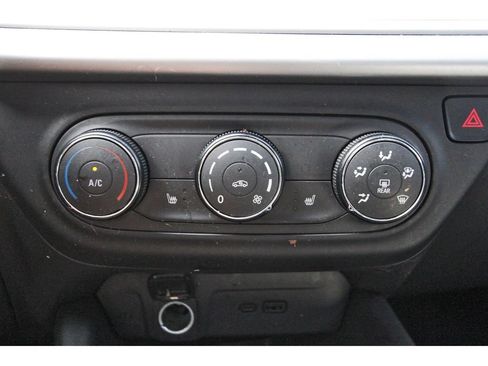 Used 2025 Chevrolet Trax LS w/ LS Convenience Package FWD image 28