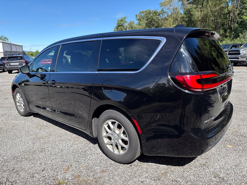Used 2025 Chrysler Pacifica Select FWD image 4