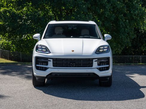 Certified 2025 Porsche Cayenne E-Hybrid w/ Premium Package Plus image 10