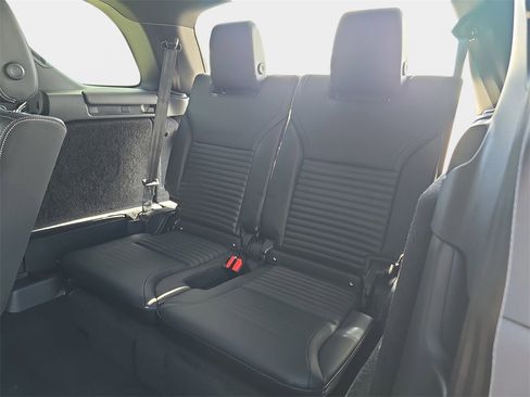 New 2026 Land Rover Discovery Limited Edition image 12