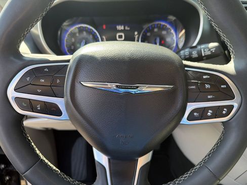 Used 2024 Chrysler Pacifica Touring-L FWD image 21