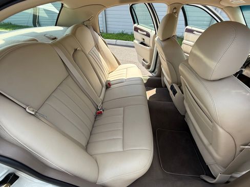 Used 2005 Lincoln Town Car Signature image 24