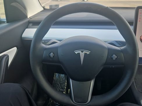 Used 2021 Tesla Model Y Long Range image 15