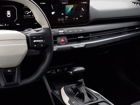 Used 2025 Kia K4 GT-Line w/ GT-Line Sunroof Package image 5